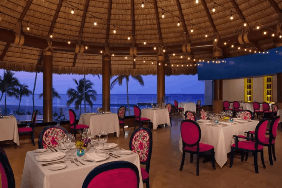 Restaurante Hacienda El Mortero en Krystal Grand Los Cabos con ambiente mexicano y vista al mar.